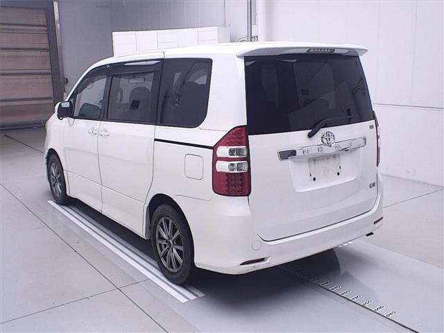 TOYOTA NOAH 2010