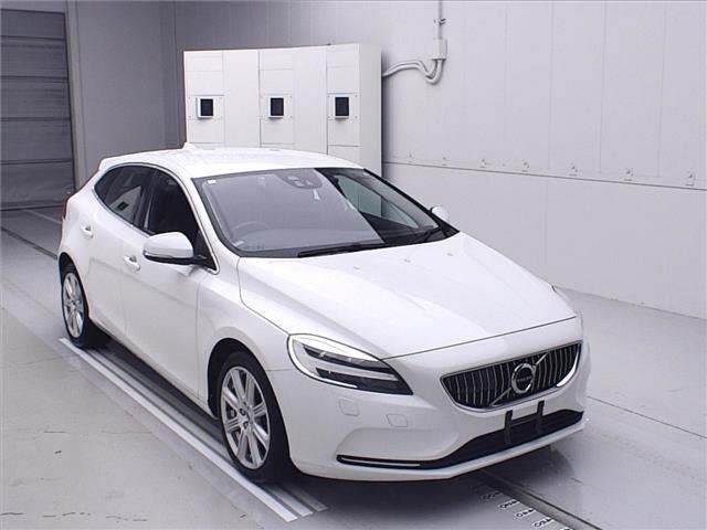 VOLVO V40 2018