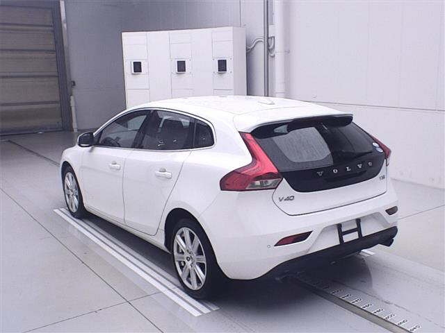 VOLVO V40 2018