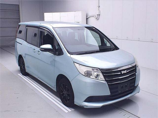 TOYOTA NOAH 2014
