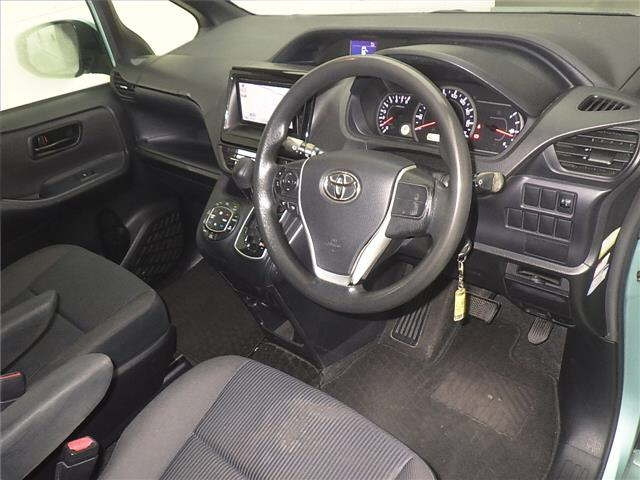 TOYOTA NOAH 2014