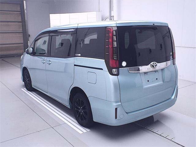 TOYOTA NOAH 2014