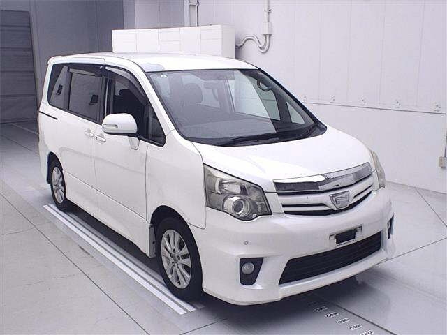 TOYOTA NOAH 2011