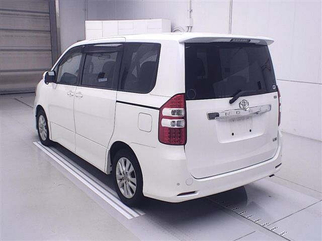 TOYOTA NOAH 2011