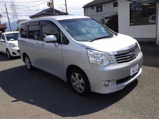 TOYOTA NOAH 2011