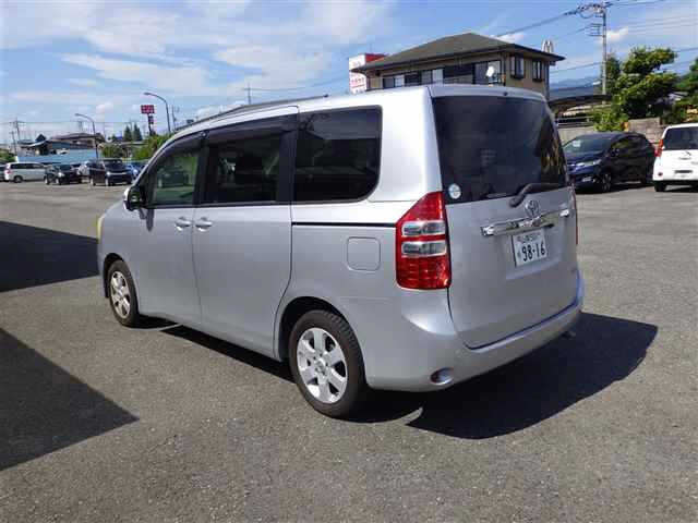 TOYOTA NOAH 2011