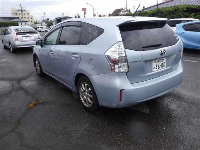 TOYOTA PRIUS ALPHA 2012