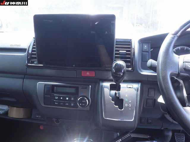 TOYOTA HIACE VAN 2022