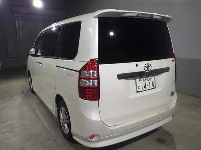 TOYOTA NOAH 2011