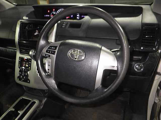 TOYOTA NOAH 2011