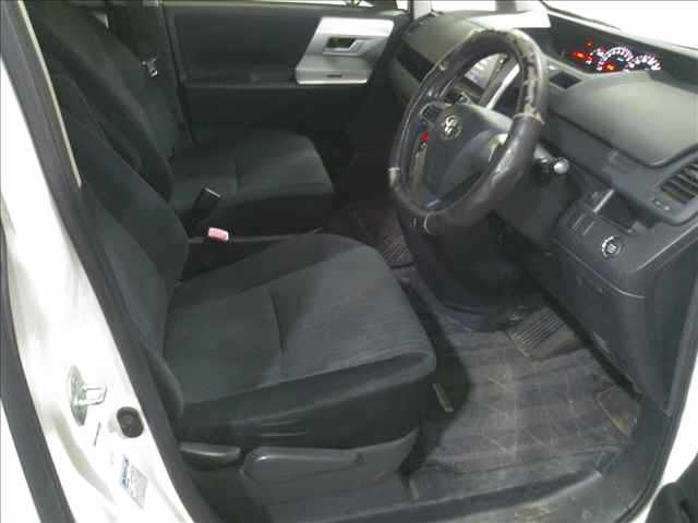 TOYOTA NOAH 2012