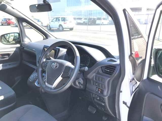 TOYOTA VOXY 2014