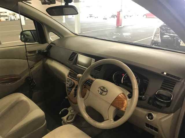 TOYOTA ISIS 2010