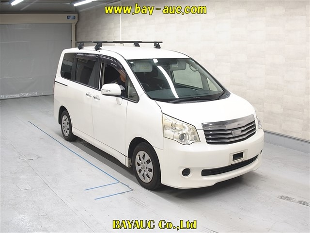 TOYOTA NOAH 2013