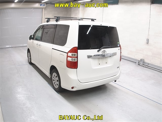 TOYOTA NOAH 2013