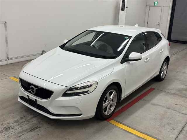 VOLVO V40 2016