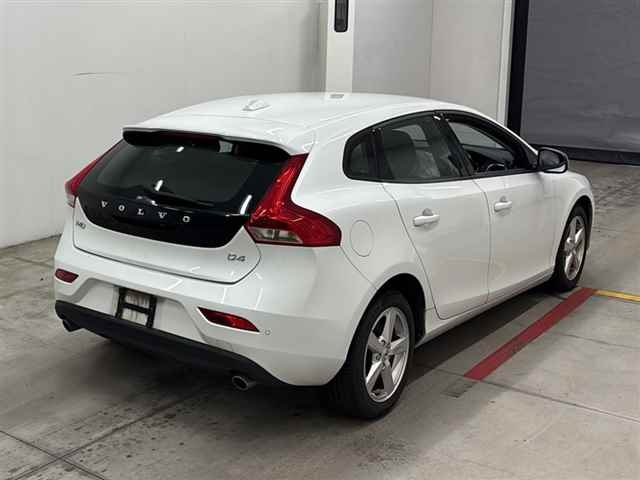 VOLVO V40 2016