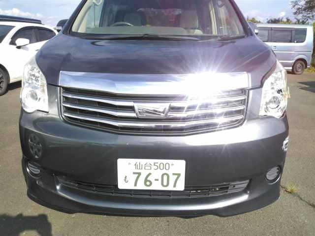 TOYOTA NOAH 2010