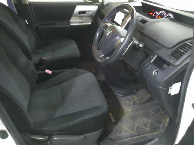 TOYOTA NOAH 2012