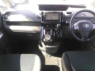 TOYOTA VOXY 2010