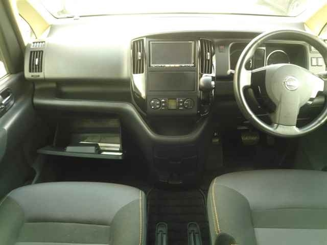 NISSAN SERENA 2010