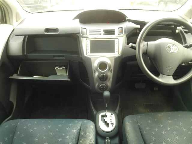 TOYOTA VITZ 2010