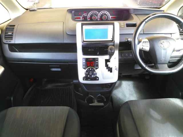 TOYOTA VOXY 2010