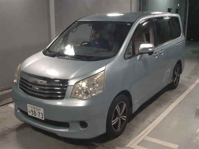 TOYOTA NOAH 2010