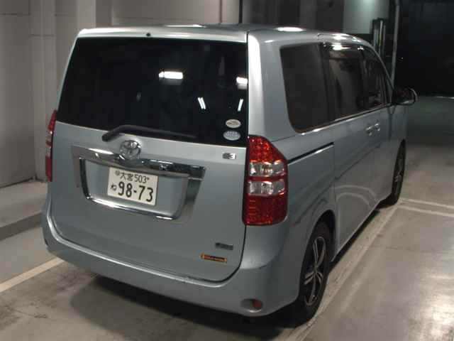 TOYOTA NOAH 2010