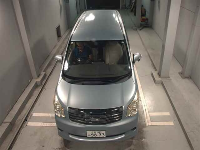TOYOTA NOAH 2010