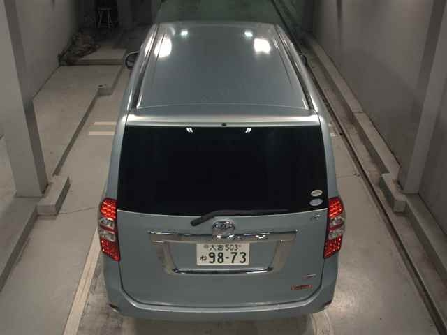 TOYOTA NOAH 2010