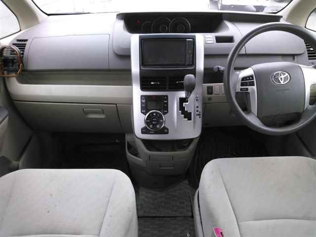TOYOTA NOAH 2010