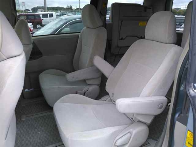 TOYOTA NOAH 2010