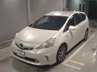 TOYOTA PRIUS ALPHA 2013