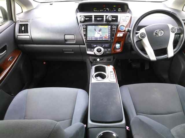 TOYOTA PRIUS ALPHA 2013