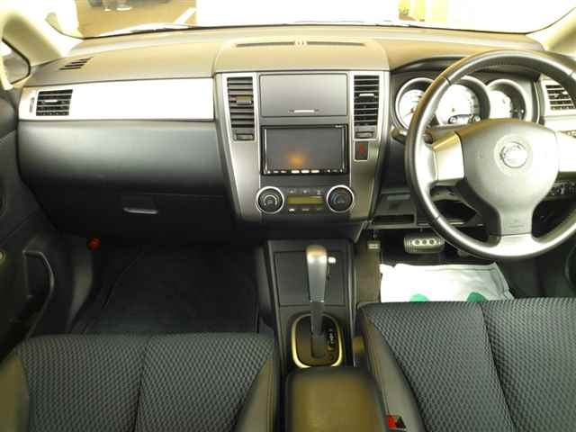 NISSAN TIIDA 2011