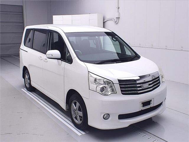 TOYOTA NOAH 2010