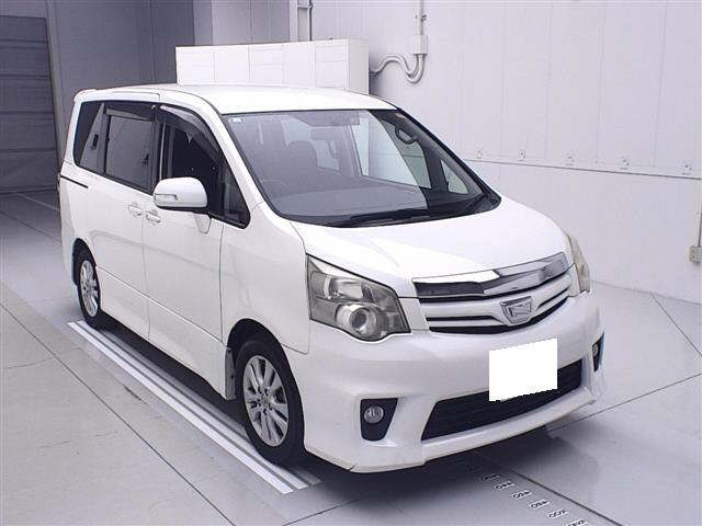 TOYOTA NOAH 2013