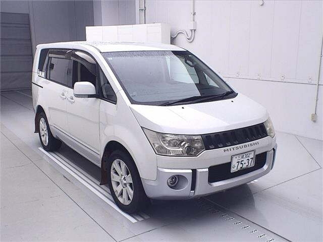 MITSUBISHI DELICA D5 2011