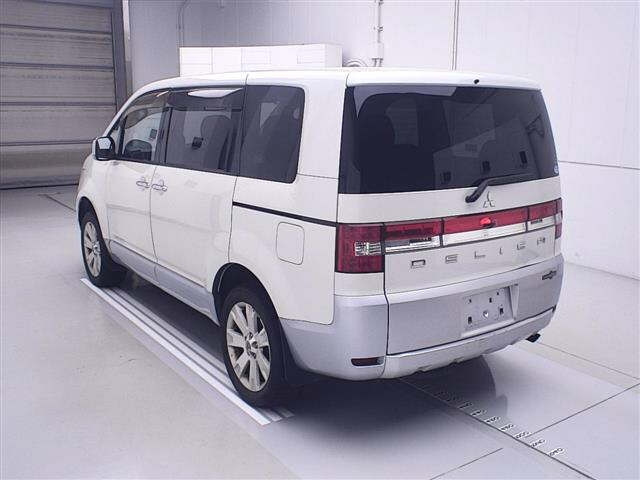 MITSUBISHI DELICA D5 2011
