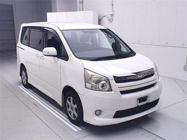 TOYOTA NOAH 2009