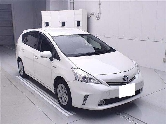 TOYOTA PRIUS ALPHA 2013