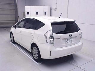 TOYOTA PRIUS ALPHA 2013