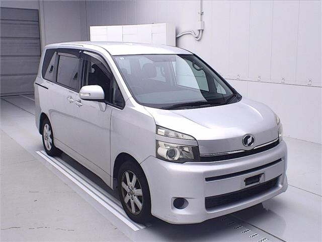 TOYOTA VOXY 2010