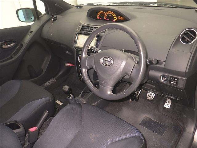 TOYOTA VITZ 2009