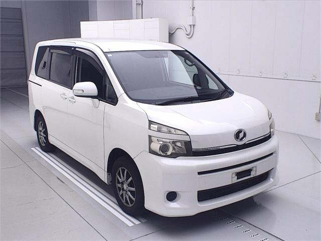 TOYOTA VOXY 2010