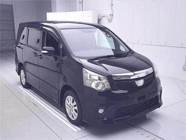 TOYOTA NOAH 2010