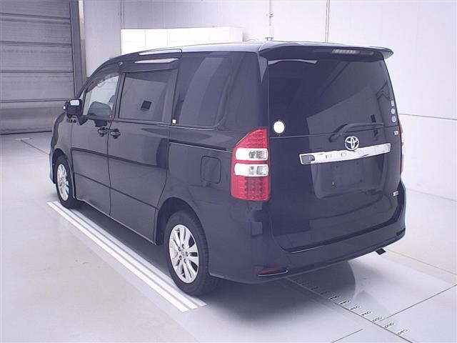 TOYOTA NOAH 2010