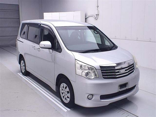TOYOTA NOAH 2012
