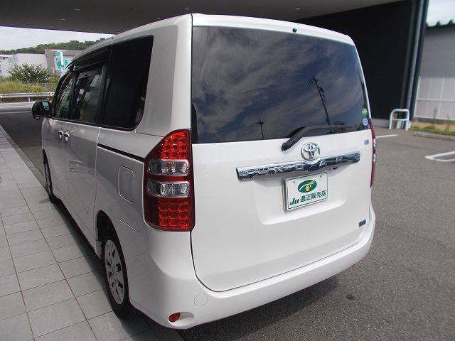 TOYOTA NOAH 2013